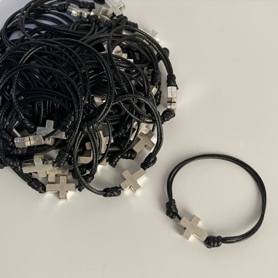 Recuerdos para ninos. Pulsera con cruz plateada transversal