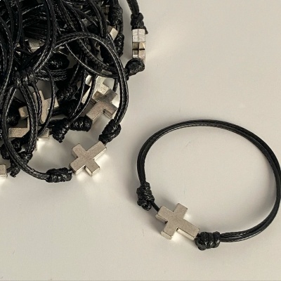 Recuerdos para ninos. Pulsera con cruz plateada transversal
